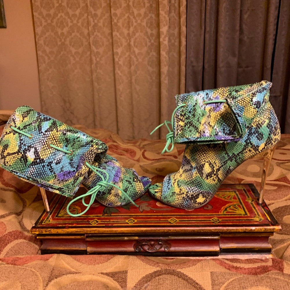 Mona Mia Collezione “Alectrona” Bootie